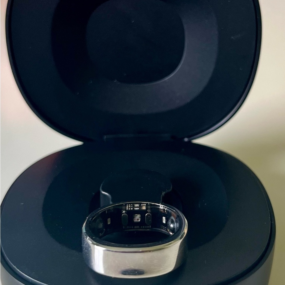 RingConn Smart Ring in Black and Silver — Sleek Health Wearable - Picture 2 of 9